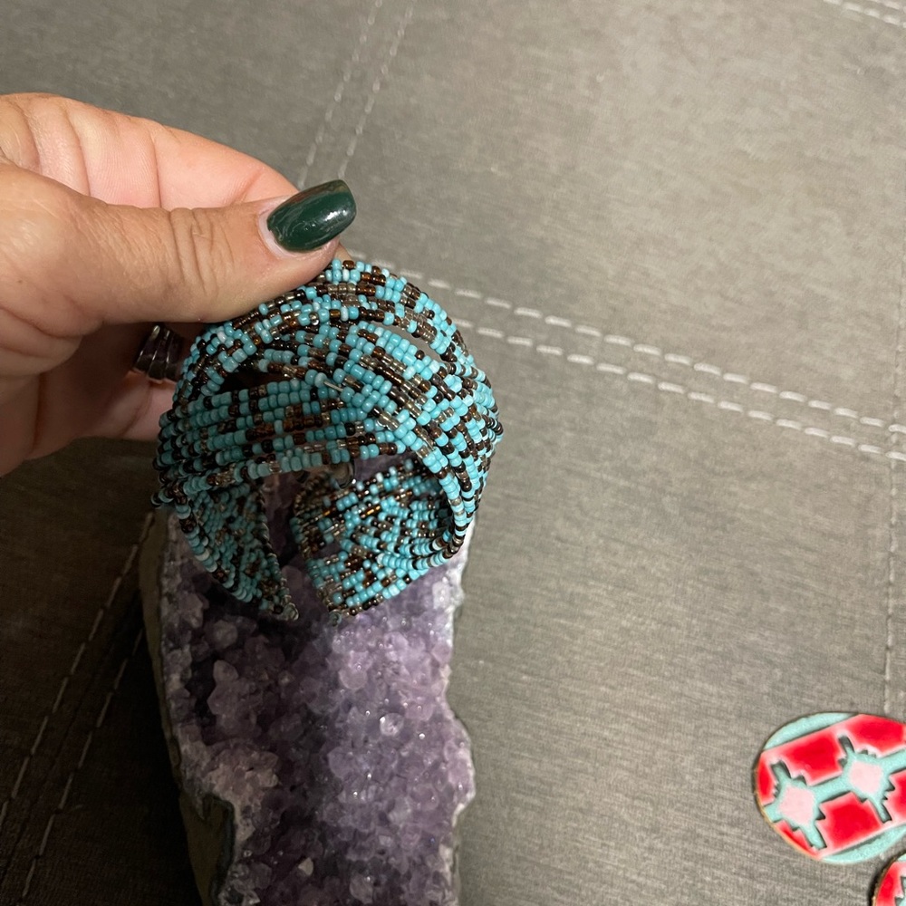 Seeded turquoise cuff - Picture 2 of 3